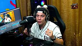 Novinha evaluates Ruan's cock and strips in podcast