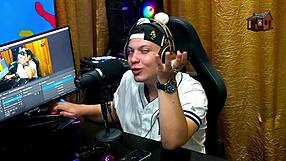 Novinha evaluates Ruan's cock and strips in podcast