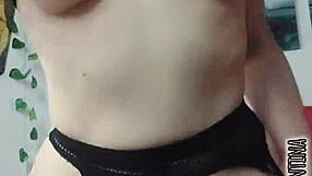 Tu suegra te invita a comerte su concha y cabalgarte la verga honeyplaybox