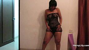 Is this Indian MILF's big ass shaking to Bollywood?