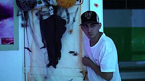 Sexo en noche de haloween chico es follado por una chica de grandes tetas y un culo enorme