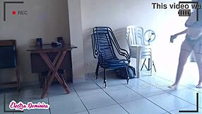 Essa garçonete trabalha em um bar ela é muito gostosa