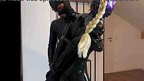 touchedfetish - livestream mitschnitt - latex & gummi fetisch ehepaar - unterw�rfige schlampe bekommt kehlenfick & gesichtsbesamumg