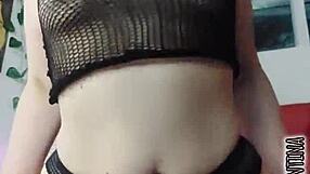 Tu suegra te invita a comerte su concha y cabalgarte la verga honeyplaybox