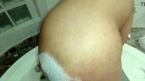 fodendo ninfeta gordinha safada dentro da hidromassagem a putinha kikou gostoso�demais�na�pica