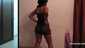 Is this Indian MILF's big ass shaking to Bollywood?