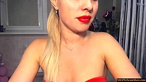 BLONDE MILF WEBCAM MODEL FLAUNTS GREAT ASS AND WIDE HIPS