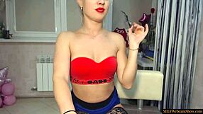 BLONDE MILF WEBCAM MODEL FLAUNTS GREAT ASS AND WIDE HIPS