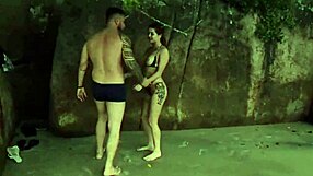 encontrei com uma gostosa na praia e fodemos ali mesmo