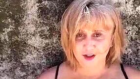 fetiche exibicionismo na praia. big pussy lips and natural tits on display.