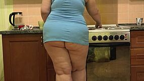 chubby housewife with a big ass stopped cleaning to fuck pawg amateur