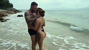 encontrei com uma gostosa na praia e fodemos ali mesmo