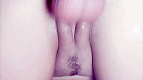 a putinha gozou gostoso no meu pau. riding and masturbating with vibrator.