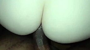 Loira branquinha senta e pula no meu pau?