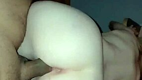 Loira branquinha senta e pula no meu pau?