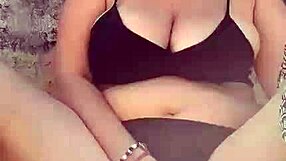 fetiche exibicionismo na praia. big pussy lips and natural tits on display.