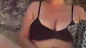 fetiche exibicionismo na praia. big pussy lips and natural tits on display.