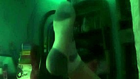 pareja amateur enjoys sensual webcam couple in darkness