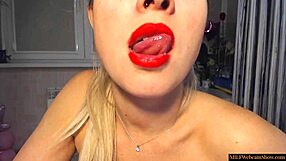 BLONDE MILF WEBCAM MODEL FLAUNTS GREAT ASS AND WIDE HIPS