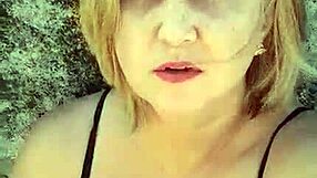 fetiche exibicionismo na praia. big pussy lips and natural tits on display.