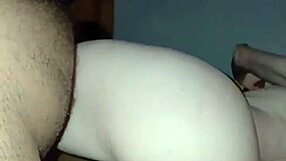 Loira branquinha senta e pula no meu pau?