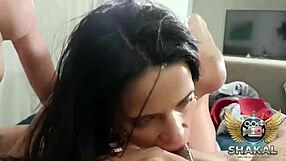 macetando a bucetinha das irmãs gêmeas no motel e dando leite na boquinha das putinhas