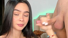 Linda modelo colombiana le encanta que le metan la verga en su apretada concha