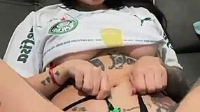 Palmeirense safada se exibindo mostrando buceta molhada