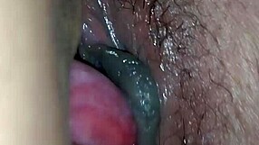 Corrida en el culo de mi esposa un amigo folla su apretado culo y la llena de leche para pagar la deuda le ofrezco el culo de mi esposa