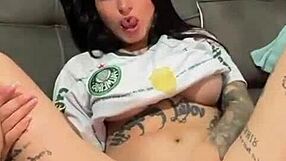 Palmeirense safada se exibindo mostrando buceta molhada