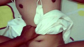 Corrida en el culo de mi esposa un amigo folla su apretado culo y la llena de leche para pagar la deuda le ofrezco el culo de mi esposa