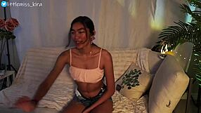 amateur cam girl masturbates with dildo