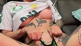 Palmeirense safada se exibindo mostrando buceta molhada