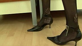 Laura dark opens her asshole for intense anal pounding