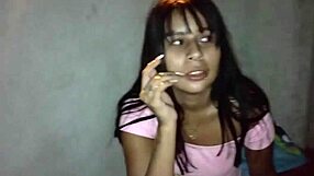 dejo quedar en el porche de mi casa a la puta de la esquina y esta en agradecimiento me folla rico