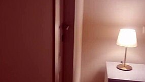 ansima e geme con dialoghi sporchi italiani strappa via le mutande e si sega con unenorme sborrata - cazzo grosso con intenso orgasmo in primo piano!!