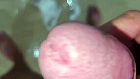 ansima e geme con dialoghi sporchi italiani strappa via le mutande e si sega con unenorme sborrata - cazzo grosso con intenso orgasmo in primo piano!!