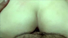 duvido você não gozar vendo essa novinha de cabelo colorido chupando pau no pelo