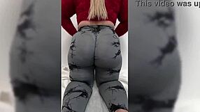 la madrastra milf rebota su gran culo en leggings de yoga... mira eso