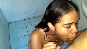 hermanastra pervertida, ¿me chupas la polla en la ducha de mi madrastra hasta correrte en mi cara?