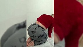 la madrastra milf rebota su gran culo en leggings de yoga... mira eso