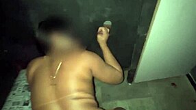 dando pra um e chupando o outro no glory hole da casa de swing com creampie?