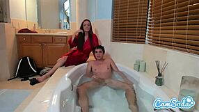 milf y chico en la bañera