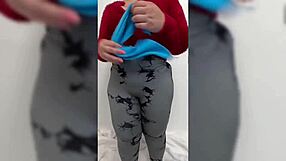 la madrastra milf rebota su gran culo en leggings de yoga... mira eso