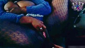 black milf yukisenpai fingers wet pussy roadside public car audio