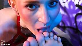 i'm totaly obsessed with tastin your sexy toes goddess... lick 'em!!