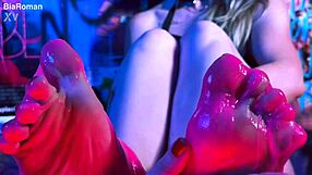 wanna see these hotties rub their messy feet all over each other?