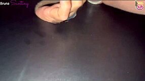 Mais um dia eu sendo puta de corno no gloryhole completo no red