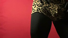 exibição de striptease sensual com curvas provocantes dançando sedutoramente