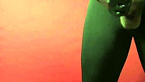 exibição de striptease sensual com curvas provocantes dançando sedutoramente